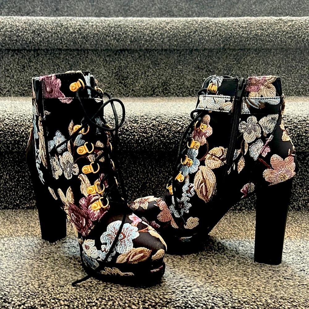 Shoe dazzle embroidered floral pump boots - Picture 1 of 7
